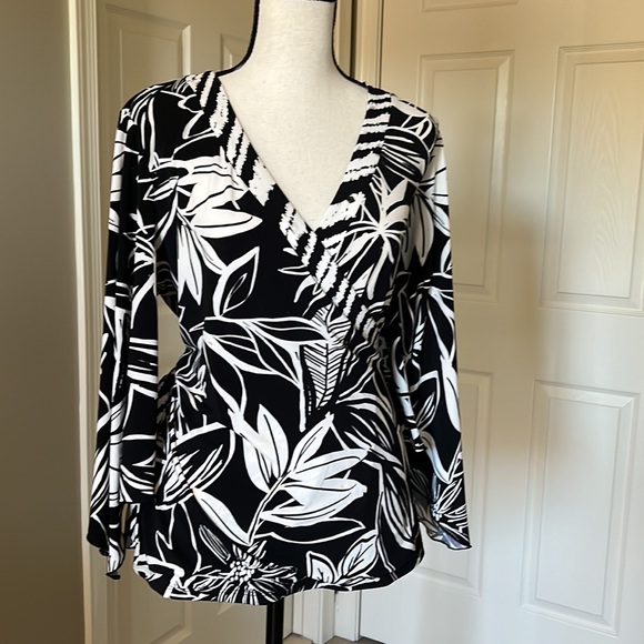 Alfani wrap blouse size medium stretchy fit that is slimming - Picture 5 of 8